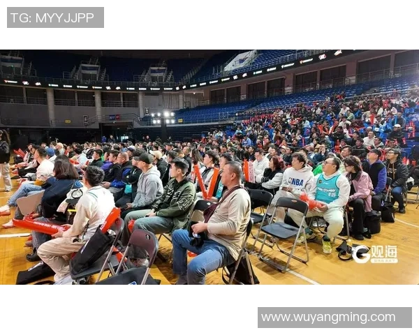 足球明星亲临NBA赛场边缘助威球员展现跨界魅力与激情