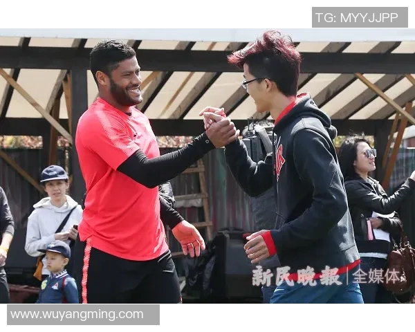 篮球明星与球迷亲密互动合影留念展现运动魅力与人气的完美瞬间